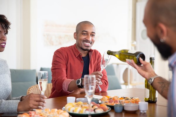 Comment organiser une soirée de dégustation de fromages et vins pour des amis gourmets ?